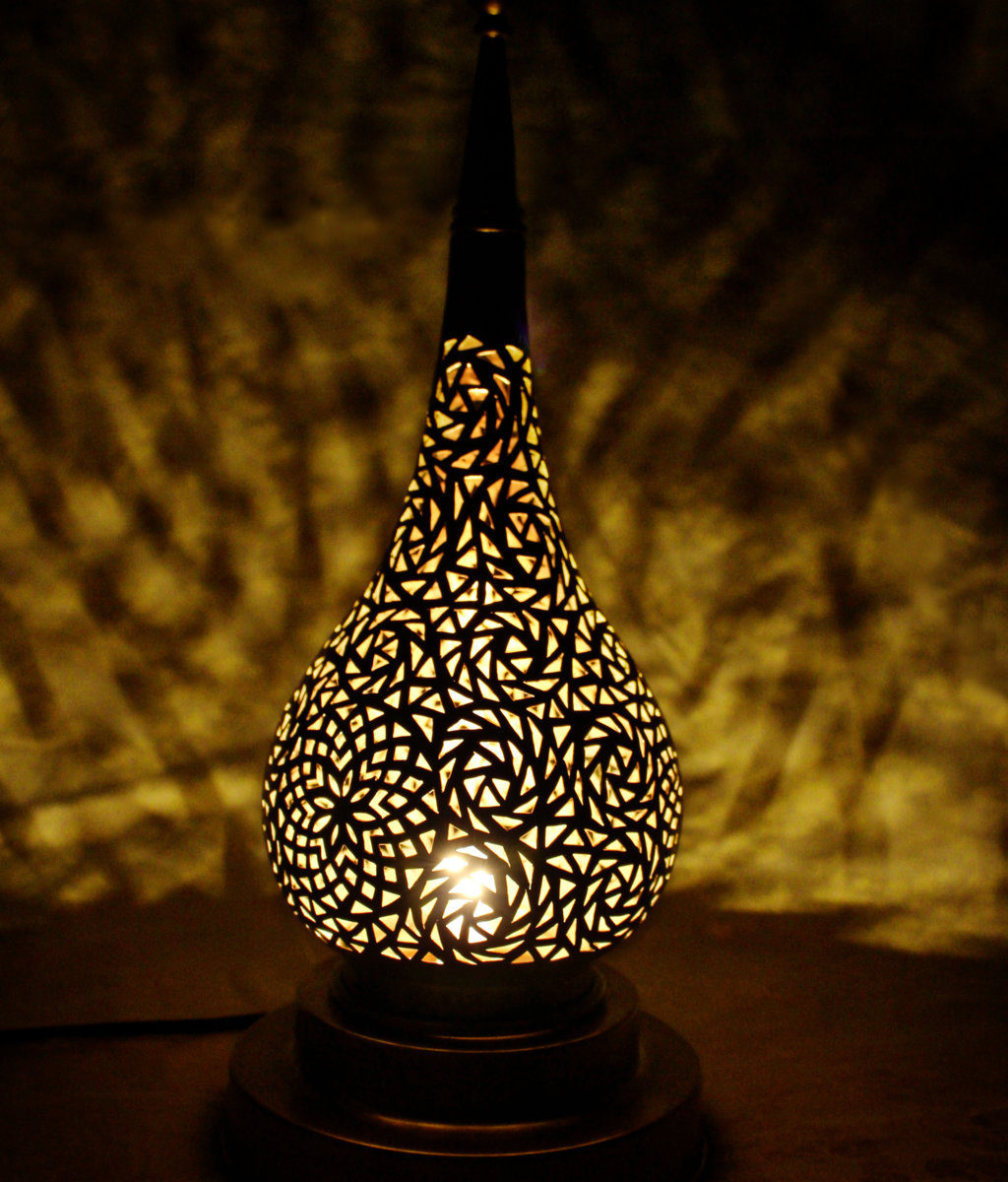 Tropfenförmige Stehlampe aus Messing mit traditionellen Muster