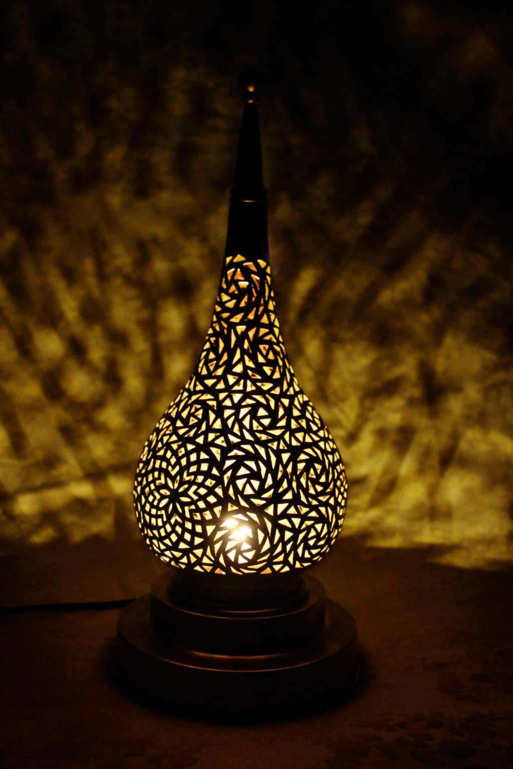 Tropfenförmige Stehlampe aus Messing mit traditionellen Muster