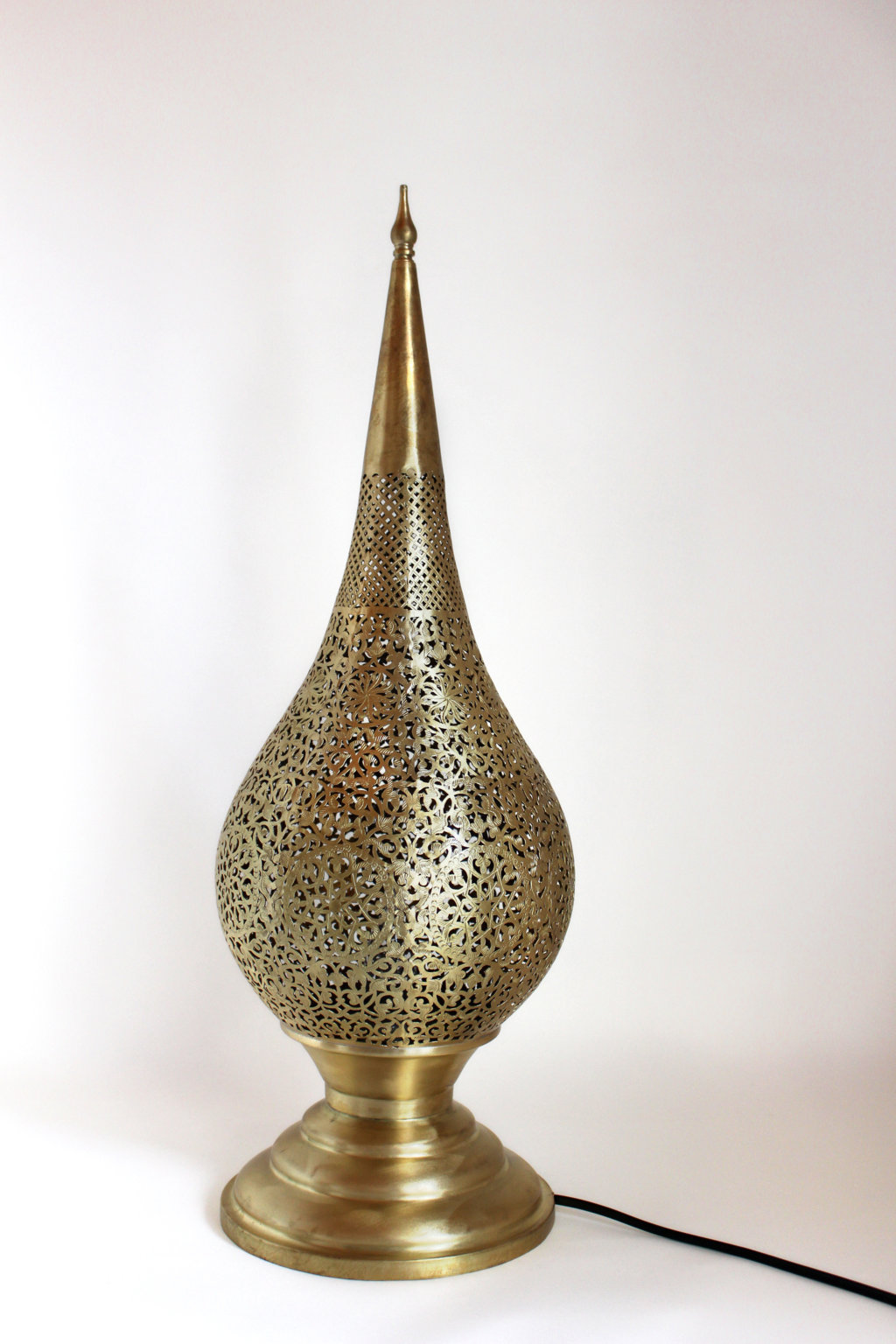 Tropfenförmige Stehlampe aus Messing mit traditionellen Muste