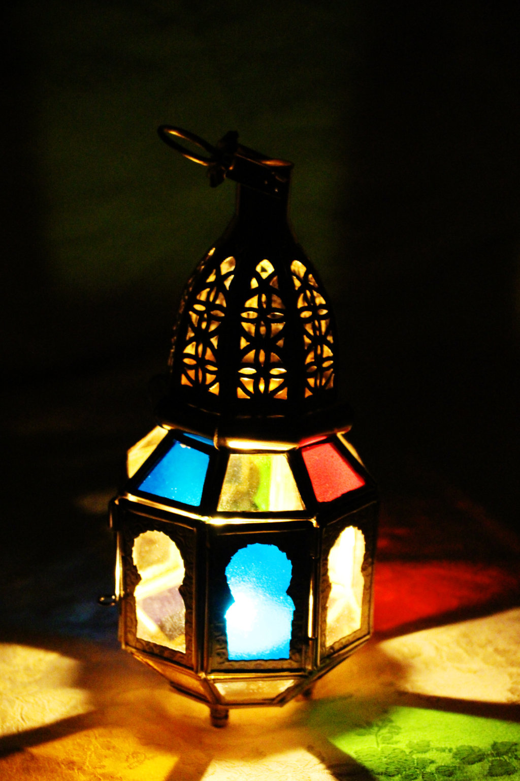 Laterne mit farbigem Glas