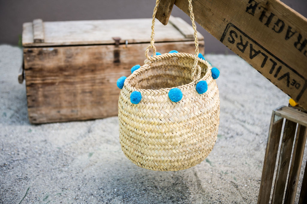 Korb mit türkis Pompon