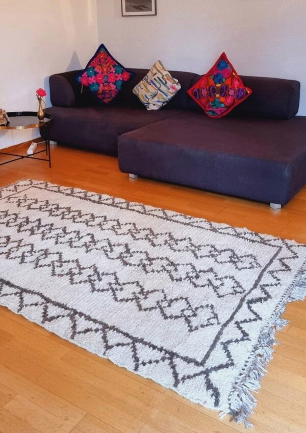 Wohnzimmer mit grauem Sofa und marokkanischer Teppich weiss und grau