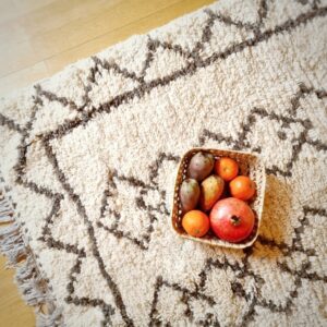 Marokkanischer Teppich weiss und grau mit Obstkorb