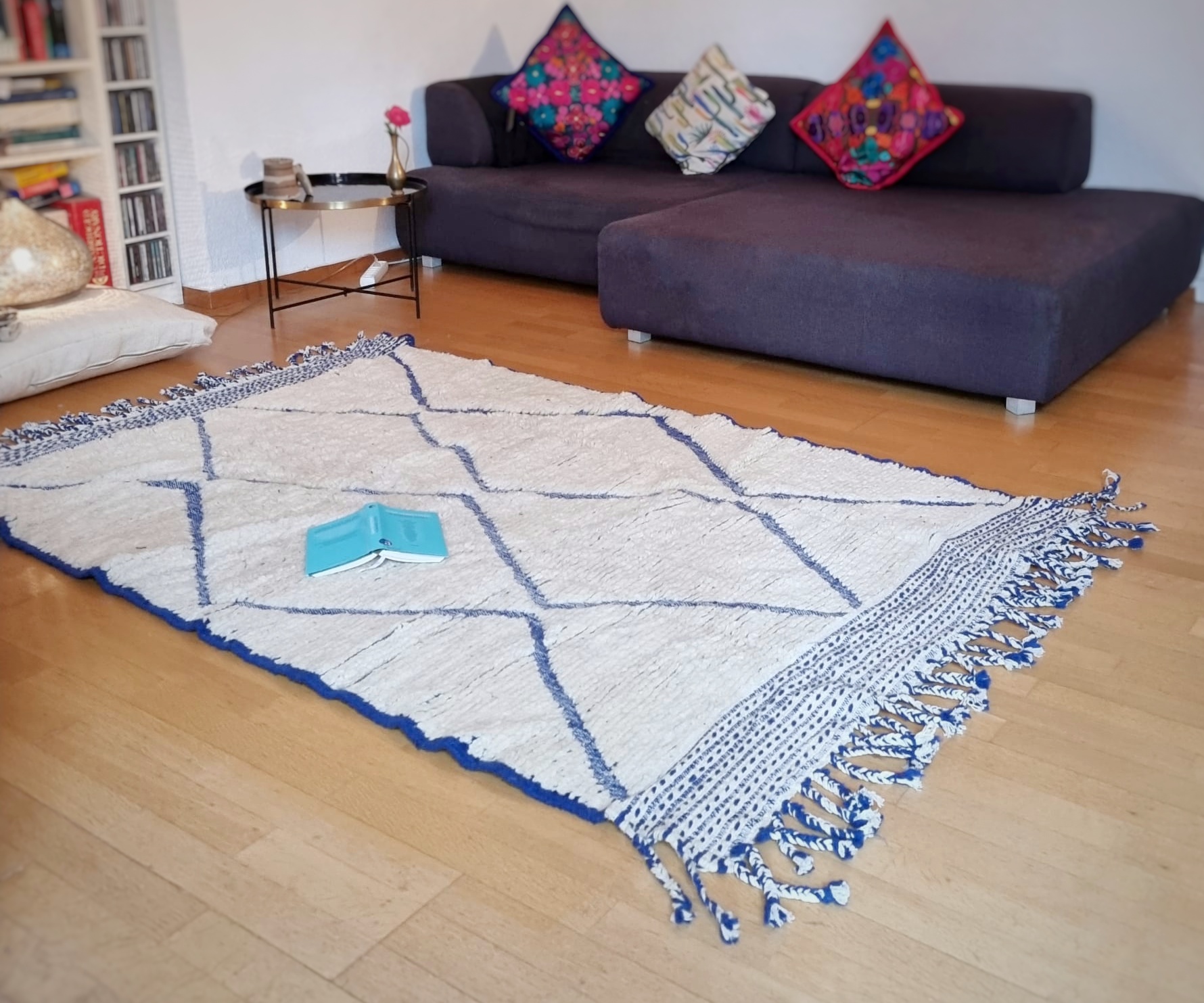 Berber rug white and blue in livingroom